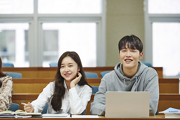 포토 JPG 여자 남자 대학생 의자 학교 협력 대학생라이프 실내 사람 앉기 상반신 20대 성인 앞모습 책 세명 노트북 청춘 턱괴기 한국인 강의실 책상 열정 과제 성인만 조별과제 국내포토 학생 라이프스타일 교육 감정 뷰포인트 가구 컨셉 모션 동양인 청년 내부 전자제품 공간 파일형식