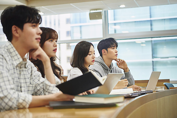 포토 JPG 여자 남자 대학생 의자 학교 협력 대학생라이프 실내 사람 앉기 여러명 상반신 20대 성인 옆모습 책 노트북 청춘 턱괴기 한국인 강의실 책상 열정 과제 성인만 조별과제 국내포토 학생 라이프스타일 교육 감정 뷰포인트 가구 다수 컨셉 모션 동양인 청년 내부 전자제품 공간 파일형식