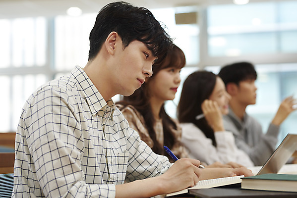 포토 JPG 여자 남자 대학생 의자 학교 협력 대학생라이프 실내 사람 앉기 여러명 상반신 20대 성인 옆모습 책 노트북 청춘 한국인 강의실 책상 열정 과제 성인만 조별과제 국내포토 학생 라이프스타일 교육 감정 뷰포인트 가구 다수 컨셉 모션 동양인 청년 내부 전자제품 공간 파일형식
