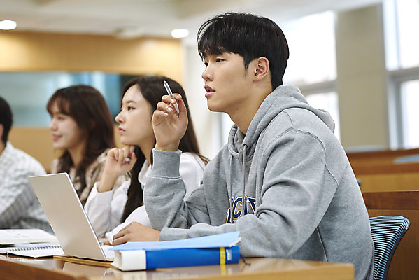 포토 JPG 여자 남자 대학생 의자 학교 협력 대학생라이프 실내 사람 앉기 여러명 상반신 20대 성인 옆모습 책 노트북 청춘 턱괴기 한국인 강의실 책상 열정 과제 성인만 조별과제 국내포토 학생 라이프스타일 교육 감정 뷰포인트 가구 다수 컨셉 모션 동양인 청년 내부 전자제품 공간 파일형식