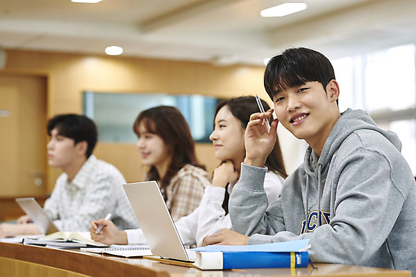 포토 JPG 여자 남자 대학생 의자 학교 협력 대학생라이프 실내 미소 사람 앉기 여러명 상반신 20대 성인 옆모습 책 노트북 청춘 한국인 강의실 책상 열정 과제 성인만 조별과제 국내포토 학생 라이프스타일 교육 감정 뷰포인트 가구 다수 컨셉 모션 표정 동양인 청년 내부 전자제품 공간 파일형식