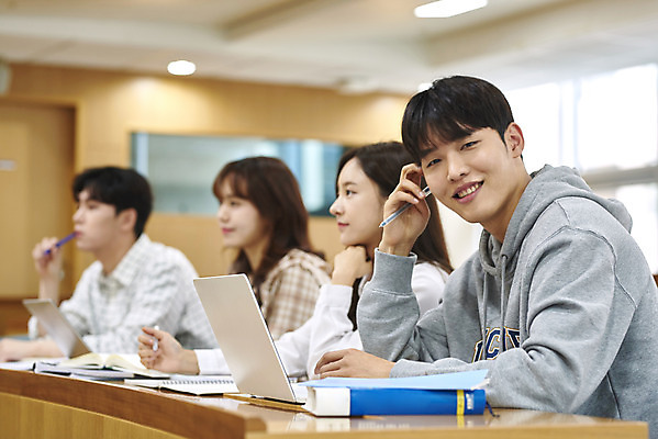 포토 JPG 여자 남자 대학생 의자 학교 협력 대학생라이프 실내 미소 사람 앉기 여러명 상반신 20대 성인 옆모습 책 노트북 청춘 한국인 강의실 책상 열정 과제 성인만 조별과제 국내포토 학생 라이프스타일 교육 감정 뷰포인트 가구 다수 컨셉 모션 표정 동양인 청년 내부 전자제품 공간 파일형식
