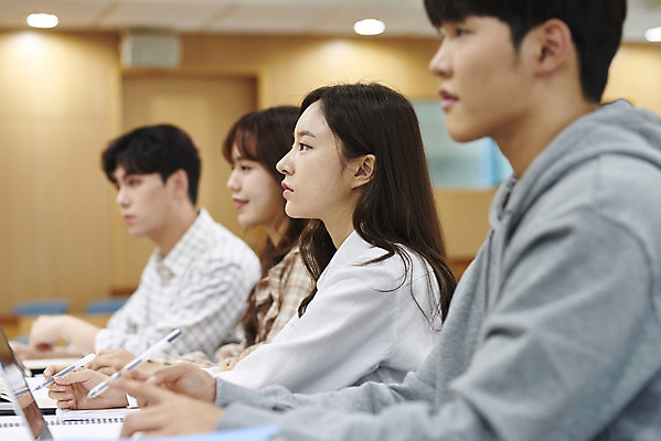 포토 JPG 여자 남자 대학생 의자 학교 협력 대학생라이프 실내 사람 앉기 여러명 상반신 20대 성인 옆모습 책 노트북 청춘 한국인 강의실 책상 열정 과제 성인만 조별과제 국내포토 학생 라이프스타일 교육 감정 뷰포인트 가구 다수 컨셉 모션 동양인 청년 내부 전자제품 공간 파일형식