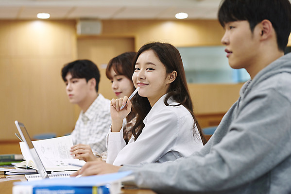 포토 JPG 여자 남자 대학생 의자 학교 협력 대학생라이프 실내 사람 앉기 여러명 상반신 20대 성인 옆모습 책 노트북 청춘 한국인 강의실 책상 열정 과제 성인만 조별과제 국내포토 학생 라이프스타일 교육 감정 뷰포인트 가구 다수 컨셉 모션 동양인 청년 내부 전자제품 공간 파일형식