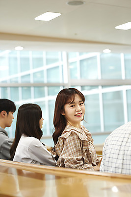 포토 JPG 여자 남자 대학생 의자 학교 협력 대학생라이프 실내 사람 앉기 여러명 상반신 20대 성인 뒷모습 청춘 한국인 뒤돌아보기 강의실 책상 열정 과제 성인만 조별과제 국내포토 학생 라이프스타일 교육 감정 뷰포인트 가구 다수 컨셉 모션 동양인 청년 내부 공간 파일형식