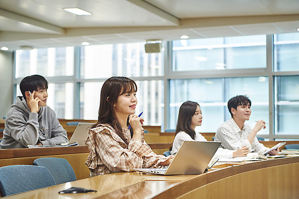 포토 JPG 여자 남자 대학생 의자 학교 협력 대학생라이프 실내 사람 앉기 여러명 상반신 20대 성인 옆모습 책 노트북 청춘 태블릿 턱괴기 한국인 강의실 책상 열정 과제 성인만 조별과제 국내포토 학생 라이프스타일 교육 감정 뷰포인트 가구 다수 컨셉 모션 동양인 청년 내부 전자제품 스마트기기 공간 파일형식