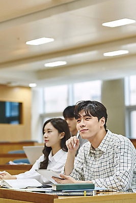 포토 JPG 여자 남자 대학생 의자 학교 협력 대학생라이프 실내 사람 앉기 상반신 20대 성인 옆모습 책 세명 노트북 청춘 태블릿 한국인 강의실 책상 열정 과제 성인만 조별과제 국내포토 학생 라이프스타일 교육 감정 뷰포인트 가구 컨셉 모션 동양인 청년 내부 전자제품 스마트기기 공간 파일형식