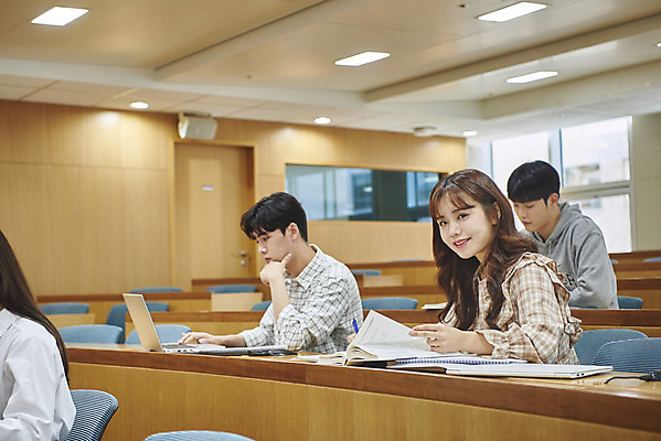 포토 JPG 여자 남자 대학생 의자 학교 협력 대학생라이프 실내 사람 앉기 여러명 상반신 20대 성인 옆모습 책 노트북 청춘 턱괴기 한국인 강의실 책상 열정 과제 성인만 조별과제 국내포토 학생 라이프스타일 교육 감정 뷰포인트 가구 다수 컨셉 모션 동양인 청년 내부 전자제품 공간 파일형식