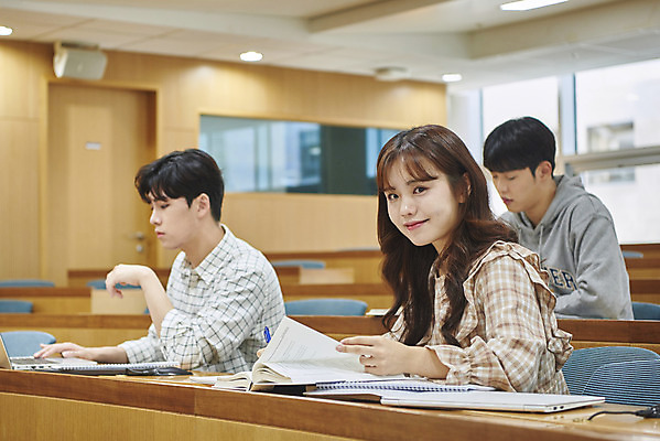 포토 JPG 여자 남자 대학생 의자 학교 협력 대학생라이프 실내 사람 앉기 상반신 20대 성인 옆모습 책 세명 청춘 한국인 강의실 책상 열정 과제 성인만 조별과제 국내포토 학생 라이프스타일 교육 감정 뷰포인트 가구 컨셉 모션 동양인 청년 내부 공간 파일형식