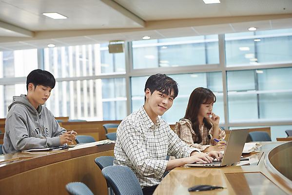 포토 JPG 여자 남자 대학생 의자 학교 협력 대학생라이프 실내 사람 앉기 상반신 20대 성인 옆모습 책 세명 노트북 청춘 턱괴기 한국인 강의실 책상 열정 과제 성인만 조별과제 국내포토 학생 라이프스타일 교육 감정 뷰포인트 가구 컨셉 모션 동양인 청년 내부 전자제품 공간 파일형식