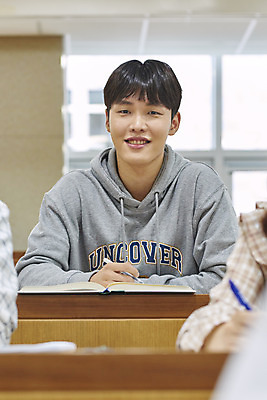 포토 JPG 손 여자 남자 대학생 의자 학교 협력 대학생라이프 실내 미소 사람 앉기 상반신 20대 성인 앞모습 신체부위 책 세명 청춘 한국인 강의실 책상 열정 과제 성인만 조별과제 국내포토 학생 라이프스타일 교육 감정 뷰포인트 가구 컨셉 모션 표정 동양인 청년 내부 공간 파일형식