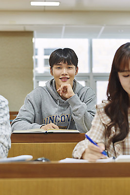 포토 JPG 여자 남자 대학생 의자 학교 협력 대학생라이프 실내 사람 앉기 상반신 20대 성인 앞모습 책 세명 청춘 턱괴기 한국인 강의실 책상 열정 과제 성인만 조별과제 국내포토 학생 라이프스타일 교육 감정 뷰포인트 가구 컨셉 모션 동양인 청년 내부 공간 파일형식