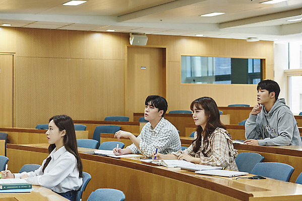 포토 JPG 여자 남자 대학생 의자 학교 협력 대학생라이프 실내 사람 앉기 여러명 상반신 20대 성인 옆모습 책 청춘 턱괴기 한국인 강의실 책상 열정 과제 성인만 조별과제 국내포토 학생 라이프스타일 교육 감정 뷰포인트 가구 다수 컨셉 모션 동양인 청년 내부 공간 파일형식