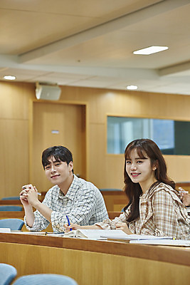 포토 JPG 여자 남자 대학생 의자 학교 협력 대학생라이프 실내 사람 앉기 상반신 20대 성인 두명 옆모습 책 청춘 한국인 강의실 책상 열정 과제 성인만 조별과제 국내포토 학생 라이프스타일 교육 감정 뷰포인트 가구 컨셉 모션 동양인 청년 내부 공간 파일형식