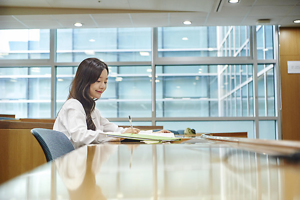 포토 JPG 여자 대학생 의자 학교 대학생라이프 실내 한명 사람 앉기 상반신 20대 성인 옆모습 책 청춘 한국인 강의실 책상 열정 과제 성인여자한명만 국내포토 1 학생 라이프스타일 교육 감정 뷰포인트 가구 컨셉 모션 동양인 청년 내부 공간 여자한명만 성인여자만 파일형식