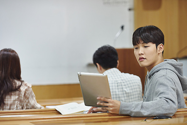 포토 JPG 여자 남자 대학생 의자 학교 협력 대학생라이프 실내 사람 앉기 상반신 20대 성인 옆모습 뒷모습 책 세명 청춘 태블릿 한국인 강의실 책상 열정 과제 성인만 조별과제 국내포토 학생 라이프스타일 교육 감정 뷰포인트 가구 컨셉 모션 동양인 청년 내부 전자제품 스마트기기 공간 파일형식