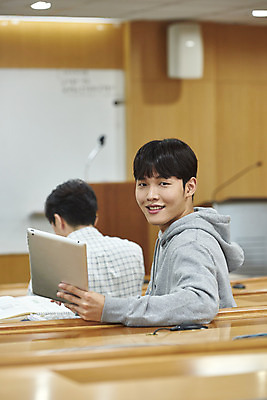 포토 JPG 남자 대학생 의자 학교 협력 대학생라이프 실내 사람 앉기 상반신 20대 성인 두명 옆모습 뒷모습 책 청춘 태블릿 한국인 강의실 책상 열정 과제 성인남자만 조별과제 국내포토 학생 라이프스타일 교육 감정 뷰포인트 가구 컨셉 모션 동양인 청년 내부 전자제품 스마트기기 공간 남자만 성인만 파일형식
