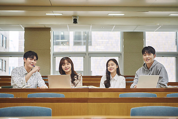 포토 JPG 여자 남자 대학생 의자 학교 협력 대학생라이프 실내 사람 앉기 여러명 상반신 20대 성인 앞모습 책 노트북 청춘 한국인 강의실 책상 열정 과제 성인만 조별과제 국내포토 학생 라이프스타일 교육 감정 뷰포인트 가구 다수 컨셉 모션 동양인 청년 내부 전자제품 공간 파일형식