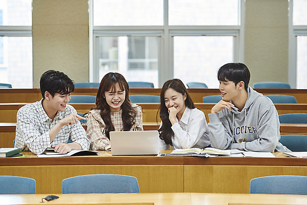 포토 JPG 여자 남자 대학생 의자 학교 협력 대학생라이프 실내 사람 앉기 여러명 상반신 20대 성인 앞모습 책 노트북 청춘 턱괴기 한국인 강의실 책상 열정 과제 성인만 조별과제 국내포토 학생 라이프스타일 교육 감정 뷰포인트 가구 다수 컨셉 모션 동양인 청년 내부 전자제품 공간 파일형식