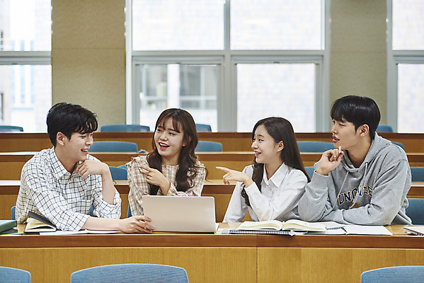 포토 JPG 여자 남자 대학생 의자 학교 협력 대학생라이프 실내 사람 앉기 여러명 상반신 20대 성인 앞모습 책 노트북 청춘 턱괴기 한국인 가리킴 강의실 책상 열정 과제 성인만 조별과제 국내포토 학생 라이프스타일 교육 감정 뷰포인트 가구 다수 컨셉 모션 동양인 손짓 청년 내부 전자제품 공간 파일형식