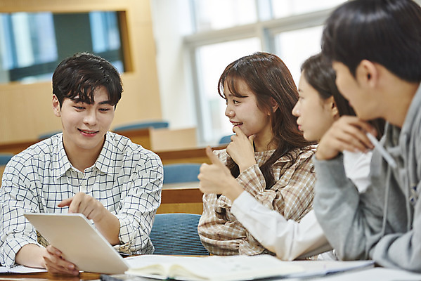 포토 JPG 여자 남자 대학생 의자 학교 협력 대학생라이프 실내 사람 앉기 여러명 상반신 20대 성인 앞모습 옆모습 책 노트북 청춘 턱괴기 한국인 가리킴 강의실 책상 열정 과제 성인만 조별과제 국내포토 학생 라이프스타일 교육 감정 뷰포인트 가구 다수 컨셉 모션 동양인 손짓 청년 내부 전자제품 공간 파일형식