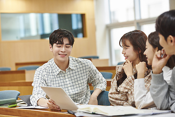 포토 JPG 여자 남자 대학생 의자 학교 협력 대학생라이프 실내 사람 앉기 여러명 상반신 20대 성인 앞모습 옆모습 책 노트북 청춘 턱괴기 한국인 강의실 책상 열정 과제 성인만 조별과제 국내포토 학생 라이프스타일 교육 감정 뷰포인트 가구 다수 컨셉 모션 동양인 청년 내부 전자제품 공간 파일형식