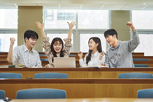 포토 JPG 여자 남자 대학생 의자 학교 협력 대학생라이프 실내 사람 앉기 여러명 상반신 20대 성인 앞모습 옆모습 책 노트북 청춘 손들기 기쁨 한국인 강의실 책상 즐거움 열정 과제 성인만 조별과제 국내포토 학생 라이프스타일 교육 감정 뷰포인트 가구 다수 컨셉 모션 동양인 청년 내부 전자제품 공간 파일형식