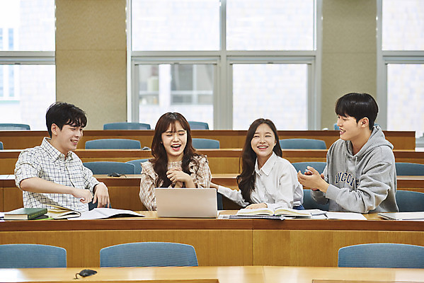 포토 JPG 여자 남자 대학생 의자 학교 협력 대학생라이프 실내 사람 앉기 여러명 상반신 20대 성인 앞모습 옆모습 책 노트북 청춘 한국인 강의실 책상 열정 과제 성인만 조별과제 국내포토 학생 라이프스타일 교육 감정 뷰포인트 가구 다수 컨셉 모션 동양인 청년 내부 전자제품 공간 파일형식