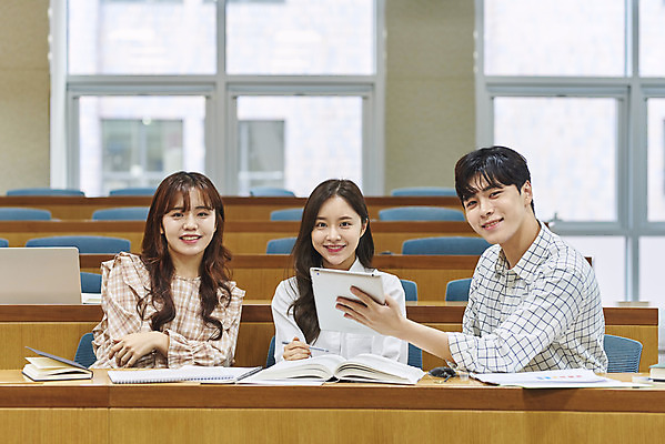 포토 JPG 여자 남자 대학생 의자 학교 협력 대학생라이프 실내 미소 사람 앉기 상반신 20대 성인 앞모습 옆모습 책 청춘 태블릿 한국인 강의실 책상 열정 과제 성인만 조별과제 국내포토 학생 라이프스타일 교육 감정 뷰포인트 가구 컨셉 모션 표정 동양인 청년 내부 전자제품 스마트기기 공간 파일형식