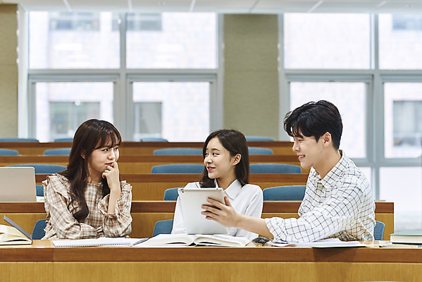 포토 JPG 여자 남자 대학생 의자 학교 협력 대학생라이프 실내 대화 사람 앉기 상반신 20대 성인 앞모습 옆모습 책 세명 노트북 청춘 태블릿 턱괴기 한국인 강의실 책상 즐거움 열정 과제 성인만 조별과제 국내포토 학생 라이프스타일 교육 감정 뷰포인트 가구 컨셉 모션 말하기 동양인 청년 내부 전자제품 스마트기기 공간 파일형식