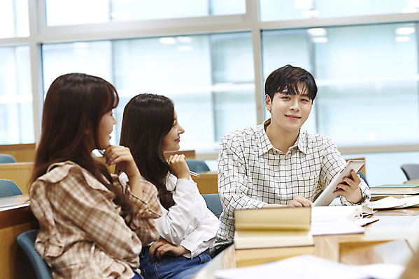 포토 JPG 여자 남자 대학생 의자 학교 협력 대학생라이프 실내 사람 앉기 상반신 20대 성인 옆모습 책 세명 청춘 태블릿 턱괴기 한국인 강의실 책상 열정 과제 성인만 조별과제 국내포토 학생 라이프스타일 교육 감정 뷰포인트 가구 컨셉 모션 동양인 청년 내부 전자제품 스마트기기 공간 파일형식