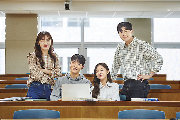 포토 JPG 여자 남자 대학생 의자 학교 협력 대학생라이프 실내 서기 사람 앉기 여러명 상반신 20대 성인 앞모습 책 노트북 청춘 한국인 강의실 책상 열정 과제 성인만 조별과제 국내포토 학생 라이프스타일 교육 감정 뷰포인트 가구 다수 컨셉 모션 동양인 청년 내부 전자제품 공간 파일형식