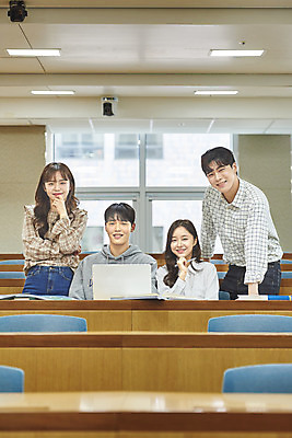 포토 JPG 여자 남자 대학생 의자 학교 협력 대학생라이프 실내 서기 사람 앉기 여러명 상반신 20대 성인 앞모습 책 노트북 청춘 한국인 강의실 책상 열정 과제 성인만 조별과제 국내포토 학생 라이프스타일 교육 감정 뷰포인트 가구 다수 컨셉 모션 동양인 청년 내부 전자제품 공간 파일형식