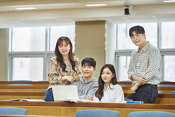 포토 JPG 여자 남자 대학생 의자 학교 협력 대학생라이프 실내 서기 사람 앉기 여러명 상반신 20대 성인 옆모습 책 노트북 청춘 한국인 강의실 책상 열정 과제 걸터앉기 성인만 조별과제 국내포토 학생 라이프스타일 교육 감정 뷰포인트 가구 다수 컨셉 모션 동양인 청년 내부 전자제품 공간 파일형식