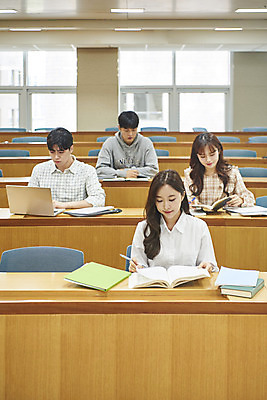 포토 JPG 여자 남자 대학생 의자 학교 협력 대학생라이프 실내 사람 앉기 여러명 상반신 20대 성인 앞모습 책 노트북 청춘 한국인 강의실 책상 열정 과제 성인만 조별과제 국내포토 학생 라이프스타일 교육 감정 뷰포인트 가구 다수 컨셉 모션 동양인 청년 내부 전자제품 공간 파일형식