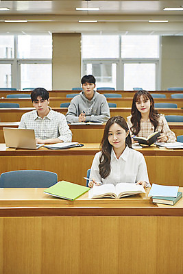 포토 JPG 여자 남자 대학생 의자 학교 협력 대학생라이프 실내 사람 앉기 여러명 상반신 20대 성인 앞모습 책 노트북 청춘 한국인 강의실 책상 열정 과제 성인만 조별과제 국내포토 학생 라이프스타일 교육 감정 뷰포인트 가구 다수 컨셉 모션 동양인 청년 내부 전자제품 공간 파일형식