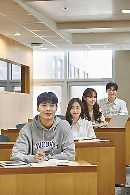 포토 JPG 여자 남자 대학생 의자 학교 협력 대학생라이프 실내 사람 앉기 여러명 상반신 20대 성인 앞모습 책 노트북 청춘 한국인 강의실 책상 열정 과제 성인만 조별과제 국내포토 학생 라이프스타일 교육 감정 뷰포인트 가구 다수 컨셉 모션 동양인 청년 내부 전자제품 공간 파일형식