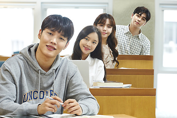 포토 JPG 여자 남자 대학생 의자 학교 협력 대학생라이프 실내 사람 앉기 여러명 상반신 20대 성인 앞모습 책 노트북 청춘 한국인 강의실 책상 열정 과제 성인만 조별과제 국내포토 학생 라이프스타일 교육 감정 뷰포인트 가구 다수 컨셉 모션 동양인 청년 내부 전자제품 공간 파일형식