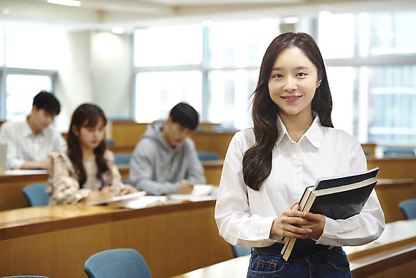 포토 JPG 여자 남자 대학생 의자 학교 협력 대학생라이프 실내 서기 사람 앉기 여러명 상반신 20대 성인 앞모습 옆모습 아웃포커스 책 노트북 청춘 태블릿 한국인 강의실 책상 열정 과제 성인만 조별과제 국내포토 학생 라이프스타일 교육 감정 뷰포인트 가구 다수 컨셉 모션 촬영기법 동양인 청년 내부 전자제품 스마트기기 공간 파일형식