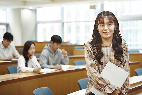 포토 JPG 여자 남자 대학생 의자 학교 협력 대학생라이프 실내 서기 사람 앉기 여러명 상반신 20대 성인 앞모습 옆모습 아웃포커스 책 노트북 청춘 태블릿 한국인 강의실 책상 열정 과제 성인만 조별과제 국내포토 학생 라이프스타일 교육 감정 뷰포인트 가구 다수 컨셉 모션 촬영기법 동양인 청년 내부 전자제품 스마트기기 공간 파일형식