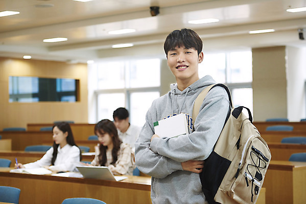 포토 JPG 여자 남자 대학생 의자 학교 협력 대학생라이프 실내 서기 사람 앉기 여러명 상반신 20대 성인 앞모습 옆모습 아웃포커스 책 노트북 청춘 태블릿 한국인 강의실 책상 열정 과제 성인만 조별과제 국내포토 학생 라이프스타일 교육 감정 뷰포인트 가구 다수 컨셉 모션 촬영기법 동양인 청년 내부 전자제품 스마트기기 공간 파일형식