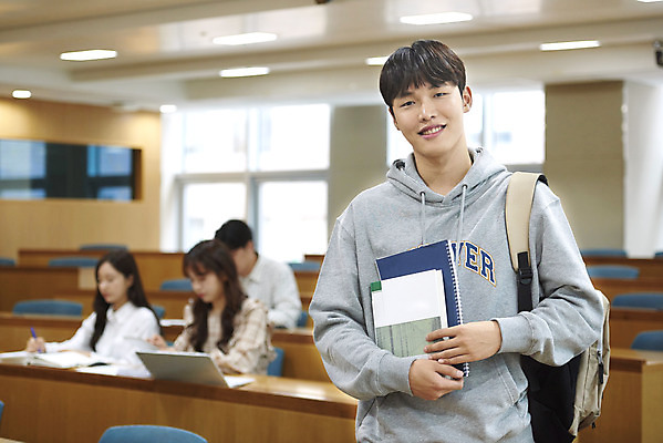 포토 JPG 여자 남자 대학생 의자 학교 협력 대학생라이프 실내 서기 사람 앉기 여러명 상반신 20대 성인 앞모습 옆모습 아웃포커스 책 노트북 청춘 태블릿 한국인 강의실 책상 열정 과제 성인만 조별과제 국내포토 학생 라이프스타일 교육 감정 뷰포인트 가구 다수 컨셉 모션 촬영기법 동양인 청년 내부 전자제품 스마트기기 공간 파일형식