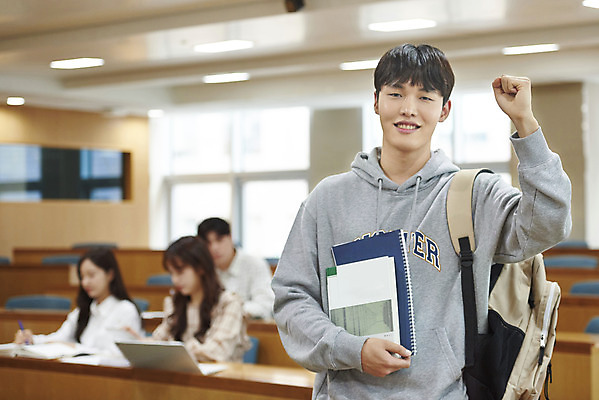 포토 JPG 여자 남자 대학생 의자 학교 협력 대학생라이프 실내 서기 사람 앉기 여러명 상반신 20대 성인 앞모습 옆모습 아웃포커스 책 노트북 청춘 태블릿 파이팅 한국인 강의실 책상 열정 과제 성인만 조별과제 국내포토 학생 라이프스타일 교육 감정 뷰포인트 가구 다수 컨셉 모션 촬영기법 동양인 청년 내부 전자제품 스마트기기 공간 파일형식