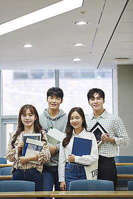 포토 JPG 여자 남자 대학생 의자 학교 협력 대학생라이프 실내 서기 사람 여러명 상반신 20대 성인 앞모습 책 청춘 한국인 강의실 책상 열정 과제 성인만 조별과제 국내포토 학생 라이프스타일 교육 감정 뷰포인트 가구 다수 컨셉 모션 동양인 청년 내부 공간 파일형식