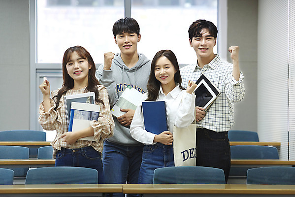 포토 JPG 여자 남자 대학생 의자 학교 협력 대학생라이프 실내 서기 사람 여러명 상반신 20대 성인 앞모습 책 청춘 파이팅 한국인 강의실 책상 열정 과제 성인만 조별과제 국내포토 학생 라이프스타일 교육 감정 뷰포인트 가구 다수 컨셉 모션 동양인 청년 내부 공간 파일형식