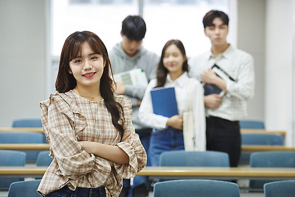 포토 JPG 여자 남자 대학생 의자 학교 협력 대학생라이프 실내 서기 사람 여러명 상반신 20대 성인 앞모습 책 청춘 한국인 강의실 책상 열정 과제 성인만 조별과제 국내포토 학생 라이프스타일 교육 감정 뷰포인트 가구 다수 컨셉 모션 동양인 청년 내부 공간 파일형식
