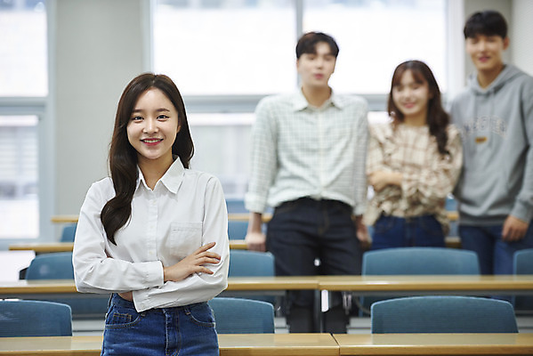 포토 JPG 여자 남자 대학생 의자 학교 협력 대학생라이프 실내 서기 사람 앉기 여러명 상반신 20대 성인 앞모습 책 청춘 한국인 강의실 책상 열정 과제 걸터앉기 성인만 조별과제 국내포토 학생 라이프스타일 교육 감정 뷰포인트 가구 다수 컨셉 모션 동양인 청년 내부 공간 파일형식