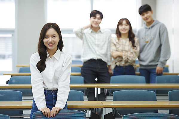 포토 JPG 여자 남자 대학생 의자 학교 협력 대학생라이프 실내 서기 사람 앉기 여러명 상반신 20대 성인 앞모습 책 청춘 한국인 강의실 책상 열정 과제 걸터앉기 성인만 조별과제 국내포토 학생 라이프스타일 교육 감정 뷰포인트 가구 다수 컨셉 모션 동양인 청년 내부 공간 파일형식