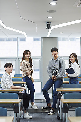 포토 JPG 전신 여자 남자 대학생 의자 학교 협력 대학생라이프 실내 사람 앉기 여러명 20대 성인 옆모습 책 청춘 한국인 강의실 책상 열정 과제 걸터앉기 성인만 조별과제 국내포토 학생 라이프스타일 교육 감정 뷰포인트 가구 다수 컨셉 모션 동양인 청년 내부 공간 파일형식