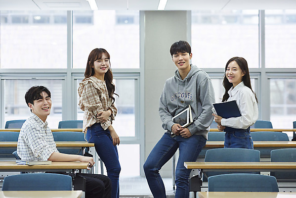 포토 JPG 여자 남자 대학생 의자 학교 협력 대학생라이프 실내 사람 앉기 여러명 상반신 20대 성인 옆모습 책 청춘 한국인 강의실 책상 열정 과제 걸터앉기 성인만 조별과제 국내포토 학생 라이프스타일 교육 감정 뷰포인트 가구 다수 컨셉 모션 동양인 청년 내부 공간 파일형식